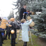 Staszów. Wspólne ubieranie choinki / Grażyna Szlęzak - Wójcik / Radio Kielce