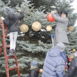 Staszów. Wspólne ubieranie choinki / Grażyna Szlęzak - Wójcik / Radio Kielce