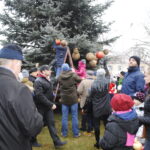 Staszów. Wspólne ubieranie choinki / Grażyna Szlęzak - Wójcik / Radio Kielce