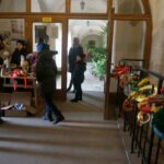 Jędrzejów. Kiermasz stoików świątecznych w klasztorze ojców Cystersów / Ewa Pociejowska - Gawęda / Radio Kielce