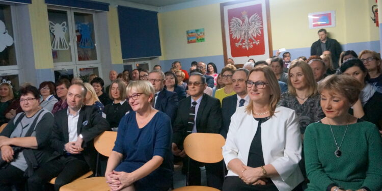Najlepsi uczniowie z Jędrzejowa otrzymali stypendia burmistrza / Ewa Pociejowska-Gawęda / Radio Kielce
