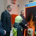 Otwarcie sali edukacyjnej Ognik. Wicewojewoda świętokrzyski Andrzej Bętkowski i starszy brygadier Robert Sabat, zastępca świętokrzyskiego komendanta wojewódzkiego Państwowej Straży Pożarnej w Kielcach / Ewa Pociejowska-Gawęda / Radio Kielce