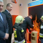 Otwarcie sali edukacyjnej Ognik. Wicewojewoda świętokrzyski Andrzej Bętkowski i starszy brygadier Robert Sabat, zastępca świętokrzyskiego komendanta wojewódzkiego Państwowej Straży Pożarnej w Kielcach / Ewa Pociejowska-Gawęda / Radio Kielce