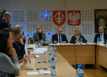 Radni miasta i gminy Jędrzejów zaapelowali do władz szpitala w Jędrzejowie o odstąpienie od zawieszenia działalności i w efekcie likwidacji pediatrii w jędrzejowskiej lecznicy / Ewa Pociejowska-Gawęda / Radio Kielce