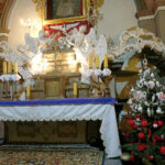 Patriotyczna, biało-czerwona choinka w kaplicy bł. Wincentego Kadłubka w klasztorze Ojców Cystersów w Jędrzejowie / Ewa Pociejowska-Gawęda / Radio Kielce