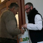 Cystersi z jędrzejowskiego klasztoru przygotowali paczki dla najbardziej potrzebujących rodzin / Ewa Pociejowska-Gawęda / Radio Kielce