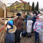 Żywa szopka przed Szkołą Podstawową w Brynicy / Marcin Różyc / Radio Kielce