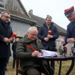 Podpisanie pre-umowy z Urzędem Marszałkowskim na unijne dofinansowanie remontu zabytkowej stacji kolejki wąskotorowej w Hajdaszku / Kamil Włosowicz / Radio Kielce