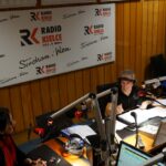 Kielce. "Choinka pod choinkę" w Radiu Kielce. Licytacja drzewka Radia Kielce. Marcin Przemirski / Karol Żak / Radio Kielce