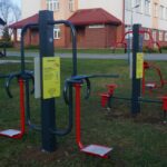 Bodzentyn. Inwestycje zrealizowane w ramach budżetu obywatelskiego. Siłownia zewnętrzna przy Gimnazjum w Bodzentynie / Michał Kita / Radio Kielce
