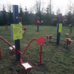 Bodzentyn. Inwestycje zrealizowane w ramach budżetu obywatelskiego. Siłownia zewnętrzna przy Gimnazjum w Bodzentynie / Michał Kita / Radio Kielce