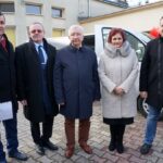 Starachowice. Nowy bus dla Środowiskowego Domu Samopomocy. Na zdjęciu: Grzegorz Małkus  - dyrektor placówki, Andrzej Michalski - dyrektor oddziału świętokrzyskiego PFRON, Krzysztof Lipiec - poseł PiS, Danuta Krępa - starosta starachowicki, Marek Materek - prezydent Starachowic / Tomasz Piwko / Radio Kielce