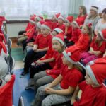 Dzieci ze Szkoły Podstawowej im. Kornela Makuszyńskiego w Morawicy otrzymały kamizelki i światełka odblaskowe / Marcin Różyc / Radio Kielce