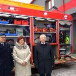 Starachowice. Nowy wóz Powiatowej Komendy Państwowej Straży Pożarnej. Na zdjęciu: Młodszy Brygadier Marcin Nyga, Danuta Krępa - starosta starachowicki i Poseł PiS Krzysztof Lipiec / Wiktor Dziarmaga / Radio Kielce