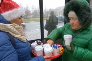 Przedstawiciele MPK częstowali kawą, herbatą i krówkami / Wiktor Dziarmaga / Radio Kielce