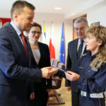 Policjanci przekazali ministrowi Mariuszowi Błaszczakowi płytę z kolędą. Od lewej: minister Mariusz Błaszczak, wojewoda świętokrzyski Agata Wojtyszek, wicewojewoda świętokrzyski Andrzej Bętkowski, podinspektor Anna Zielińska-Brudek / Jacek Korczyński / Świętokrzyski Urząd Wojewódzki