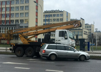 Kolizja dźwigu z autem osobowym na ulicy Warszawskiej / Monika Miller / Radio Kielce