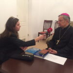 06.12.2017 Suchedniów. "Choinka pod Choinkę" . Młodzież z Katolickiego Stowarzyszenia Młodzieży w Suchedniowie i ksiądz Grzegorz Łabądź ubierają choinkę przekazaną przez biskupa diecezji radomskiej Henryka Tomasika na rzecz licytacji / Krzysztof Bujnowicz / Radio Kielce