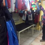 Giełda sprzętu zimowego zorganizowana przez Zrzeszenie Sportu i Rehabilitacji „Start” w Kielcach. Prezes zrzeszenia Bogumił Bujak / Iwona Murawska / Radio Kielce