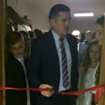 Otwarcie siedziby Młodzieżowej Rady Gminy w Obrazowie. Wstęgę przecinał, m.in., wójt Obrazowa Krzysztof Tworek / Grażyna Szlęzak-Wójcik / Radio Kielce