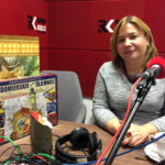 Alicja Szatan - koordynatorka Katolickiego Centrum Pomocy Rodzinie w Sandomierzu podarowała pod choinkę planszową grę rodzinną pn Sandomierskie / Grażyna Szlęzak - Wójcik / Radio Kielce