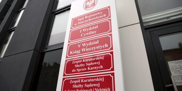 10.04.2016. Starachowice. Sąd rejonowy. / Jarosław Kubalski / Radio Kielce