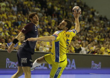 25.11.2017 Kielce. Piłka ręczna. Liga Mistrzów. Mecz PGE VIve Kielce - Paris Saint - Germain Handball. Michał Jurecki / Jarosław Kubalski / Radio Kielce