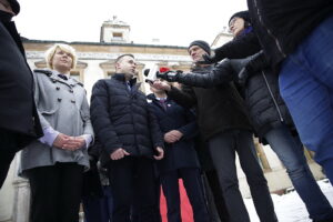 04.12.2017 Kielce. Konferencja Młodej Prawicy przed Pałacem Biskupów / Jarosław Kubalski / Radio Kielce