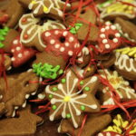 Święty Krzyż. Ubieranie choinki, którą ojcowie oblaci przekażą na akcję Radia Kielce "Choinka pod choinkę" / Jarosław Kubalski / Radio Kielce