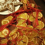 Święty Krzyż. Ubieranie choinki, którą ojcowie oblaci przekażą na akcję Radia Kielce "Choinka pod choinkę" / Jarosław Kubalski / Radio Kielce