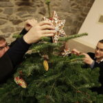 Święty Krzyż. Ubieranie choinki, którą ojcowie oblaci przekażą na akcję Radia Kielce "Choinka pod choinkę" / Jarosław Kubalski / Radio Kielce