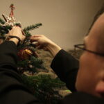 Święty Krzyż. Ubieranie choinki, którą ojcowie oblaci przekażą na akcję Radia Kielce "Choinka pod choinkę" / Jarosław Kubalski / Radio Kielce