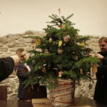 Święty Krzyż. Ubieranie choinki, którą ojcowie oblaci przekażą na akcję Radia Kielce "Choinka pod choinkę" / Jarosław Kubalski / Radio Kielce