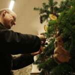 Święty Krzyż. Ubieranie choinki, którą ojcowie oblaci przekażą na akcję Radia Kielce "Choinka pod choinkę" / Jarosław Kubalski / Radio Kielce