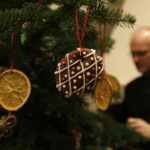 Święty Krzyż. Ubieranie choinki, którą ojcowie oblaci przekażą na akcję Radia Kielce "Choinka pod choinkę" / Jarosław Kubalski / Radio Kielce