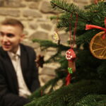 Święty Krzyż. Ubieranie choinki, którą ojcowie oblaci przekażą na akcję Radia Kielce "Choinka pod choinkę" / Jarosław Kubalski / Radio Kielce