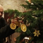 Święty Krzyż. Ubieranie choinki, którą ojcowie oblaci przekażą na akcję Radia Kielce "Choinka pod choinkę" / Jarosław Kubalski / Radio Kielce