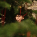 Święty Krzyż. Ubieranie choinki, którą ojcowie oblaci przekażą na akcję Radia Kielce "Choinka pod choinkę" / Jarosław Kubalski / Radio Kielce