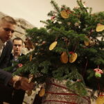 Święty Krzyż. Ubieranie choinki, którą ojcowie oblaci przekażą na akcję Radia Kielce "Choinka pod choinkę" / Jarosław Kubalski / Radio Kielce