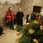 Święty Krzyż. Ubieranie choinki, którą ojcowie oblaci przekażą na akcję Radia Kielce "Choinka pod choinkę" / Jarosław Kubalski / Radio Kielce