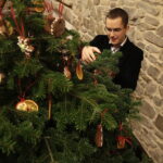 Święty Krzyż. Ubieranie choinki, którą ojcowie oblaci przekażą na akcję Radia Kielce "Choinka pod choinkę" / Jarosław Kubalski / Radio Kielce