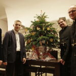 Święty Krzyż. Ubieranie choinki, którą ojcowie oblaci przekażą na akcję Radia Kielce "Choinka pod choinkę" / Jarosław Kubalski / Radio Kielce