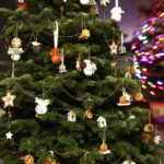 11.12.2017 Kielce. „Choinka pod choinkę”. Drzewko przekazane na aukcję przez biskupa diecezji radomskiej Henryka Tomasika / Jarosław Kubalski / Radio Kielce