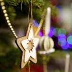 10.12.2017 Kielce. „Choinka pod choinkę”. Drzewko przekazane na aukcję przez biskupa Jana Piotrowskiego / Jarosław Kubalski / Radio Kielce