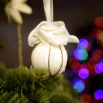 10.12.2017 Kielce. „Choinka pod choinkę”. Drzewko przekazane na aukcję przez biskupa Jana Piotrowskiego / Jarosław Kubalski / Radio Kielce