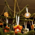 10.12.2017 Kielce. „Choinka pod choinkę”. Drzewko przekazane na aukcję przez biskupa Jana Piotrowskiego / Jarosław Kubalski / Radio Kielce