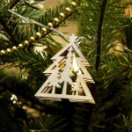 10.12.2017 Kielce. „Choinka pod choinkę”. Drzewko przekazane na aukcję przez biskupa Jana Piotrowskiego / Jarosław Kubalski / Radio Kielce