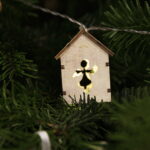 10.12.2017 Kielce. „Choinka pod choinkę”. Drzewko przekazane na aukcję przez biskupa Jana Piotrowskiego / Jarosław Kubalski / Radio Kielce