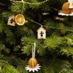 10.12.2017 Kielce. „Choinka pod choinkę”. Drzewko przekazane na aukcję przez biskupa Jana Piotrowskiego / Jarosław Kubalski / Radio Kielce