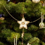 10.12.2017 Kielce. „Choinka pod choinkę”. Drzewko przekazane na aukcję przez biskupa Jana Piotrowskiego / Jarosław Kubalski / Radio Kielce